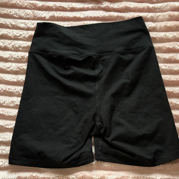 Old Navy Black Women's Bike Shorts - Picture 4 of 4